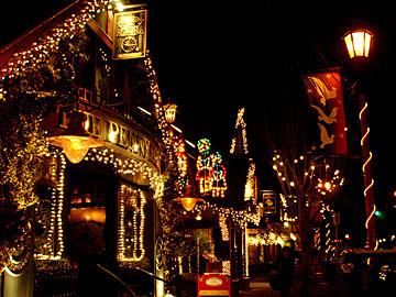 Oak Bay Ave at Christmas